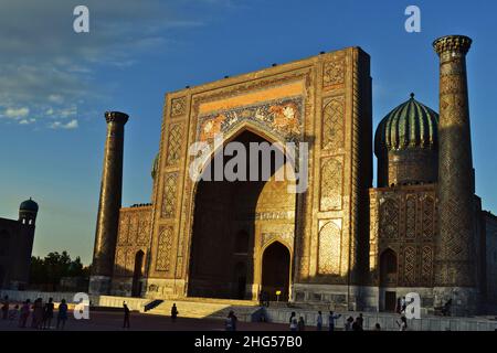 Il tramonto si riflette sulla facciata di Sher Dor madrasah Foto Stock