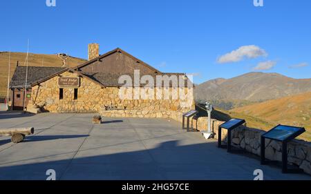 Serata autunnale panoramica lungo l'autostrada 34 / Trail Ridge Rd in cima alle Montagne Rocciose (12'183 m di altitudine), Grand County CO Foto Stock