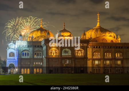 Fuochi d'artificio dietro il Siri Guru Nanak Darbar Gurdwara a Gravesend Kent Foto Stock