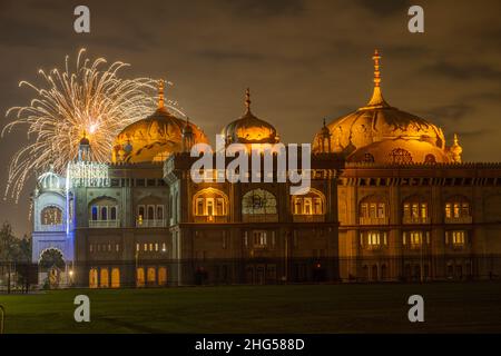 Fuochi d'artificio dietro il Siri Guru Nanak Darbar Gurdwara a Gravesend Kent Foto Stock