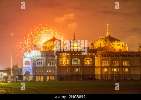 Fuochi d'artificio dietro il Siri Guru Nanak Darbar Gurdwara a Gravesend Kent Foto Stock