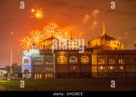 Fuochi d'artificio dietro il Siri Guru Nanak Darbar Gurdwara a Gravesend Kent Foto Stock