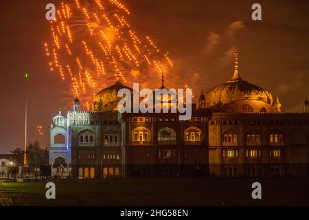 Fuochi d'artificio dietro il Siri Guru Nanak Darbar Gurdwara a Gravesend Kent Foto Stock