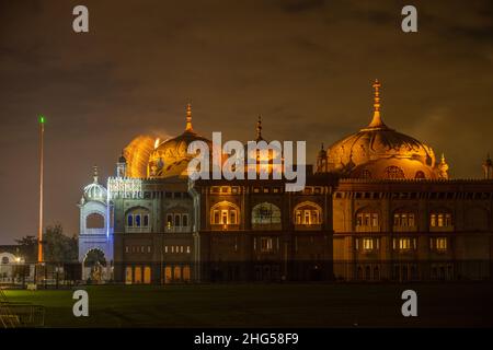 Fuochi d'artificio dietro il Siri Guru Nanak Darbar Gurdwara a Gravesend Kent Foto Stock