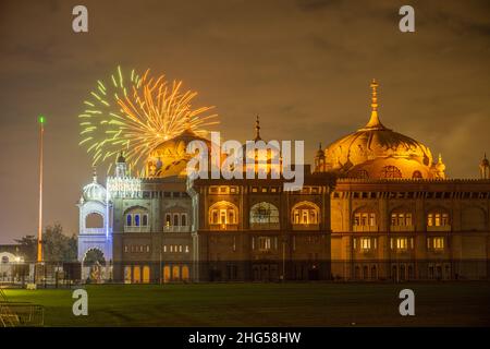 Fuochi d'artificio dietro il Siri Guru Nanak Darbar Gurdwara a Gravesend Kent Foto Stock