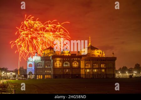 Fuochi d'artificio dietro il Siri Guru Nanak Darbar Gurdwara a Gravesend Kent Foto Stock