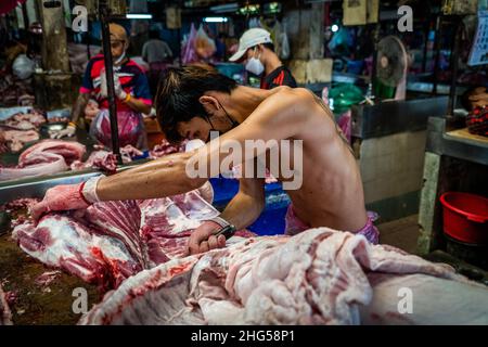 Bangkok, Tailandia. 18th Jan 2022. Un lavoratore macellaio carne di suino prima che sia venduto nel market.Workers al mercato all'ingrosso di Bangkok noi preparare carne di suino appena macellato per la vendita il 18 gennaio 2022. A causa di una carenza di offerta, di speculazioni di mercato e di una potenziale epidemia di peste suina africana, il costo della carne suina in Thailandia è alle stelle, causando un aumento vertiginoso del prezzo dei prodotti alimentari di base. La rapida inflazione ha portato a un improvviso aumento a livello nazionale di tutto, dai prodotti alimentari di strada ai supermercati. (Foto di Matt Hunt/SOPA Images/Sipa USA) Credit: Sipa USA/Alamy Live News Foto Stock