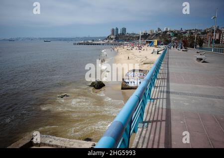 Valparaiso, Cile - Febbraio, 2020: Vista sulla spiaggia di Playa Caleta Portales e sulla baia di Caleta Grande da un argine pedonale. Foto Stock