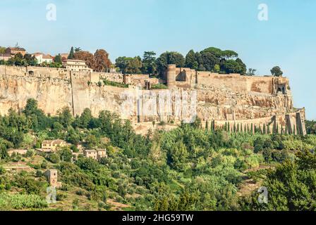 Paesaggio sotto le ripide scogliere di tufo dell'antica città di Orvieto, Umbria, Italia Foto Stock