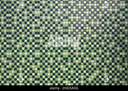 Verde moderno mattonella Mosaico ceramica, piastrelle materiale trama, bello vecchio crollo astratto mosaico ceramica adorned edificio. Foto Stock