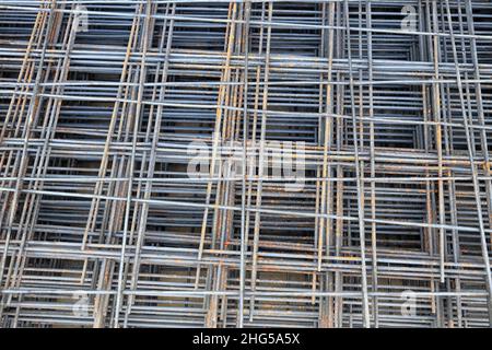 asta o armatura in acciaio con una certa ruggine legata con filo di acciaio per l'uso come infrastruttura di costruzione, travi in acciaio in fabbrica Foto Stock