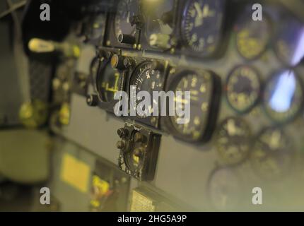 Old Aircraft Cockpit Instruments, pannello di controllo nel vecchio pozzetto aereo. Foto Stock