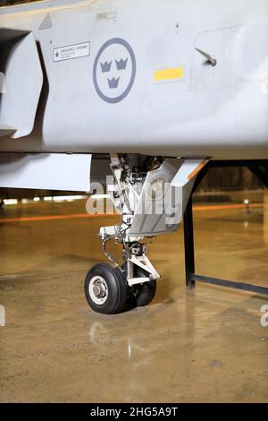 Dettaglio ravvicinato del carrello di atterraggio sul naso del jet da caccia leggero. Foto Stock