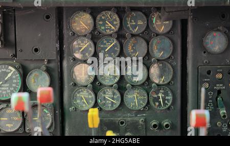 Old Aircraft Cockpit Instruments, pannello di controllo nel vecchio pozzetto aereo. Foto Stock