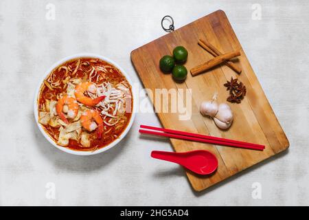 Sarawak Laksa con aglio crudo, limone. Un cibo popolare in Malesia vista dall'alto Foto Stock