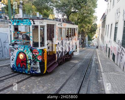 Lisbona, Portogallo - 20 ottobre 2021: Carrozza cablecar che collega il Jardim de Sao Pedro de Alcantara di Lisbona e il centro della città sottostante. Foto Stock