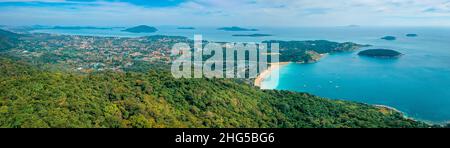 Punto di osservazione del mulino a vento e la spiaggia di Nai Han nella provincia di Phuket, Thailandia Foto Stock