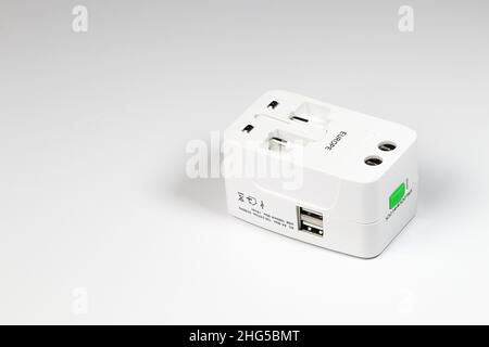 Vareity di adattatore connettore maschio universale, adattatore connettore maschio da viaggio isolato su sfondo bianco Foto Stock