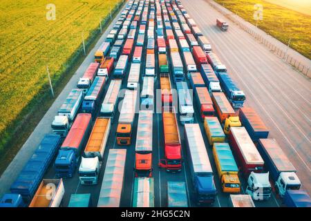 Vista aerea di camion colorati in terminal all'alba in estate Foto Stock