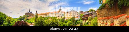 Paesaggio urbano, panorama, banner - veduta della Chiesa di Santa Barbara e del Collegio Gesuita nella città di Kutna Hora, Repubblica Ceca Foto Stock