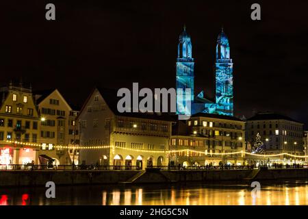 Zurigo, Svizzera - 02. Gennaio 2022: Il nuovo anno mostra di luci nel centro di Zurigo con bellissimi motivi grafici proiettati sulla chiesa Grossmünst Foto Stock