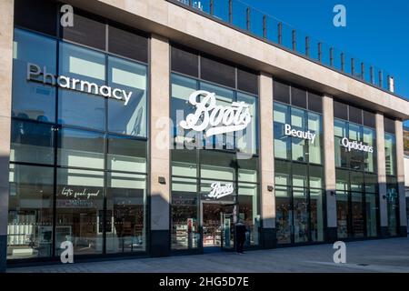 Boots Shop fronte, salute e bellezza rivenditore e farmacia catena, nel centro di Woking città, Surrey, Inghilterra, Regno Unito Foto Stock