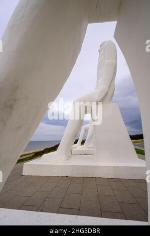 Men at Sea or Man Meets the Sea ( danese: Mennesket ved Havet) è un monumento bianco di 9 metri di altezza di quattro maschi seduti, situato a ovest di Esbjerg Foto Stock