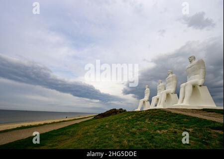 Men at Sea or Man Meets the Sea ( danese: Mennesket ved Havet) è un monumento bianco di 9 metri di altezza di quattro maschi seduti, situato a ovest di Esbjerg Foto Stock