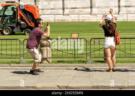 Pisa, Italia - 12 agosto 2021: I turisti scattano foto alla famosa Torre Pendente di Pisa Foto Stock