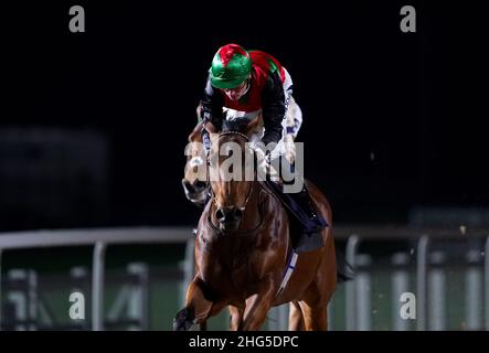 Carausius guidato da jockey Kieran Shoemark sulla loro strada per vincere il BetYourWay a Betway handicap a Southwell racecourse. Data foto: Martedì 18 gennaio 2022. Foto Stock