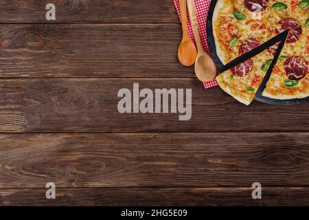 Salsiccia per pizza pizza sul pannello di legno Foto Stock