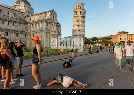 Pisa, Italia - 12 agosto 2021: I turisti scattano foto alla famosa Torre Pendente di Pisa Foto Stock