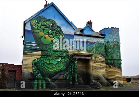 Toad Hall, edificio abbandonato Ainsdale Beach, Merseyside, trasformato dall'artista di strada Paul Curtis Foto Stock