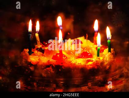 Torta di buon compleanno con candele colorate che bruciano Foto Stock