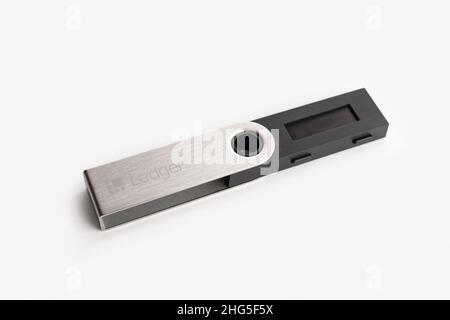 Galicia, Spagna; 18 gennaio 2022 : portafoglio in materiale criptato Ledger Nano S isolato su sfondo bianco Foto Stock