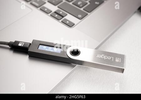 Galicia, Spagna; 18 gennaio 2022 : portafoglio hardware criptovaluta Ledger Nano S su laptop Foto Stock