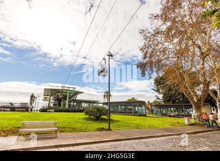 Funchal, Madeira, Portogallo - 27 dicembre 2021: Atmosfera da strada intorno alla funivia urbana Funchal-Monte dove la gente cammina in una giornata invernale Foto Stock