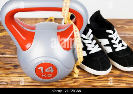 un kettlebell sportivo su sfondo di legno. Stile di vita sano Foto Stock