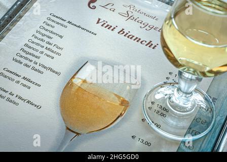 CARTA DEI VINI SICILIA bicchiere di vino bianco siciliano sulla carta dei vini Prezzi in euro al Ristorante la Spiaggetta Sicilia con vini tipici siciliani italiani Foto Stock