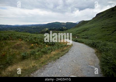 camminando lungo il sentiero intorno loughrigg fell lake district, cumbria, inghilterra, regno unito Foto Stock
