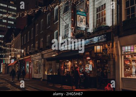 Londra, Regno Unito - 23 novembre 2021: Persone che bevono al di fuori del pub Two Brewers Greene King a Covent Garden, una delle aree turistiche più popolari a Lon Foto Stock