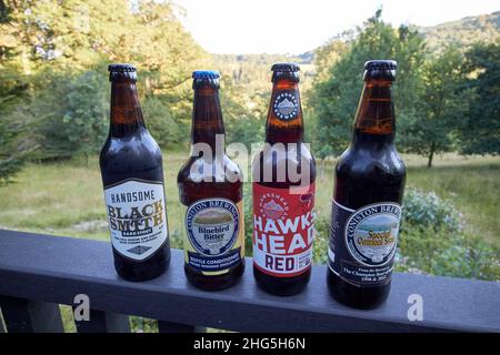 birre artigianali provenienti da birrifici locali, tra cui una bella birreria, la coniston brewery e la hawkshead brewery su un corrimano in cabina a skelwith bridge lake distr Foto Stock