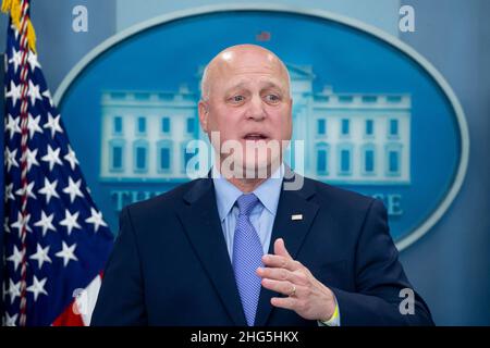 Washington, DC, Stati Uniti. 18th Jan 2022. Il Coordinatore per l'implementazione delle infrastrutture Mitch Landrieu parla di progetti infrastrutturali durante una conferenza stampa nella Sala Stampa Briefing James Brady della Casa Bianca a Washington, DC, USA, 18 gennaio 2022. Credit: Michael Reynolds/Pool via CNP/dpa/Alamy Live News Foto Stock