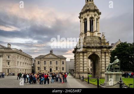 Vista del campus del Trinity College di Dublino, l'università più antica d'Irlanda, con un gruppo di turisti in visita. Foto Stock