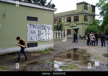 Roma, Italia 01/06/2013: Le Officine ex-RSI (Maintenance Night Trains, ex Wagon Lits) sono state occupate il 20 febbraio 2012 dagli operai licenziati con la collaborazione attiva del centro sociale dello Sciopero e del social network Casalbertone. © Andrea Sabbadini Foto Stock