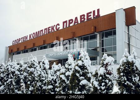 Circa 2020: Il complesso sportivo di Pravets, Bulgaria. Il complesso si trova nel centro della città. La neve copre il terreno. Foto di alta qualità Foto Stock