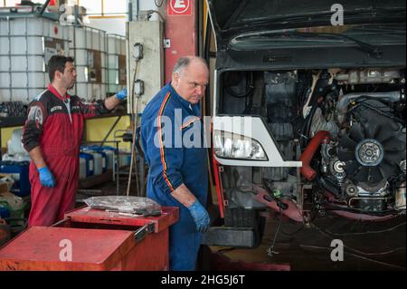 SS Cosma e Damiano, Latina, Italia 09/05/2018: Società cooperativa Mancoop, hub industriale e commerciale. Officina della macchina. © Andrea Sabbadini Foto Stock