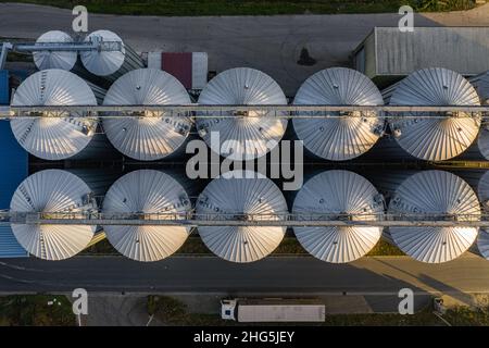 Vista aerea di una cisterna portuale sul canale rhein-main-danubio Baviera Germania Foto Stock