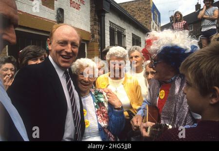 Leader del partito di lavoro Neil Kinnock campagna per Llin Golding a Newcastle sotto Lyme per elezione 1986 Foto Stock