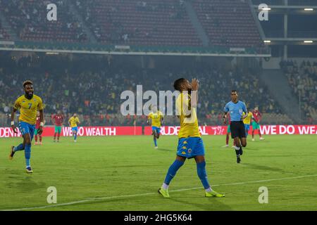 YAOUNDE, CAMERUN - GENNAIO 18: Jim Allevinah del Gabon festeggia con Aaron Boudenza dopo aver segnato il gol durante la partita del gruppo C della Coppa delle nazioni del 2021 tra Gabon e Marocco allo Stade Ahmadou Ahidjo il 18 gennaio 2022 a Yaounde, Camerun. (Foto di SF) Foto Stock